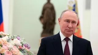 Путин поздравил россиянок с 8 Марта