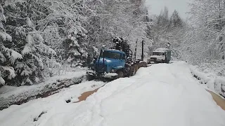 Урал с приводным прицепом на арочной резине.