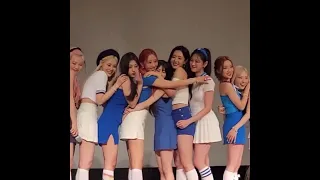 yeojin looking extra tiny between loona’s tallest members