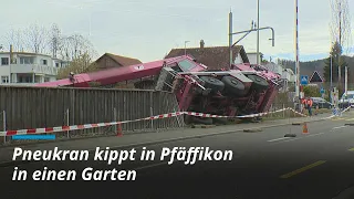 Pneukran kippt während der Arbeit in Pfäffikon ZH um