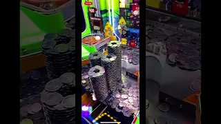 COIN PUSHER MACHINE JACKPOT WIN ARCADE GAME ! SATISFYING MONEY TOWER QUARTERS FALL!