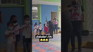 Así saludan a la bandera los niños de nuevo ingreso