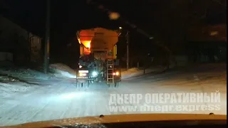 В Днепре коммунальщики чистят снег на дорогах