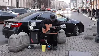 Street musician Гитарист Олег Капустин. Метро Смоленская.