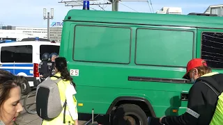 Demo am Alexanderplatz in Berlin 25 Oktober 2020 Polizei lässt Menschen nicht den Platz verlassen