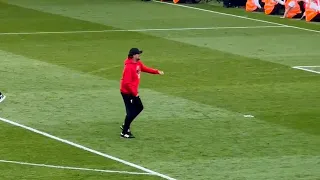 Jurgen Klopp says final goodbye to Anfield and does his final famous fist bumps ❤️