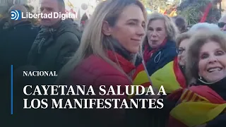 Cayetana Álvarez de Toledo saluda a los manifestantes