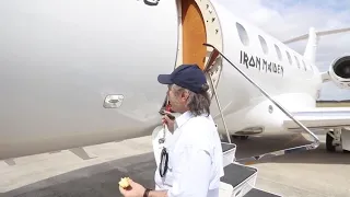 Bruce Dickson do Iron Maiden recebendo seu Legacy em São José dos Campos na Embraer