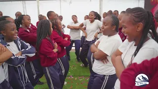 Amazing: Comedian Sleepy David makes teachers and students do dancing competition on stage