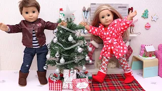 Dolls family decorate dollhouse with Christmas tree! PLAY DOLLS holiday traditions