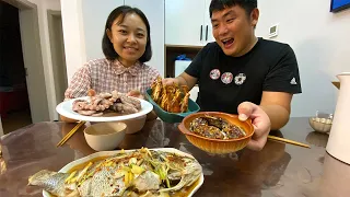 Xiaozhang catches the sea, crabs and octopuses,and a big grunt fish, great harvest!