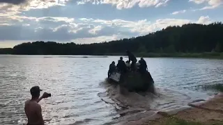 Гтму плавает по озеру