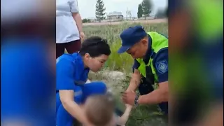 Спасение ребенка полицейскими попало на видео в Таразе