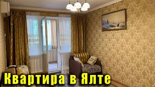 Показываю квартиру в Ялте, где мы остановились. В Крыму пошёл анчоус. На Набережной полно народу.