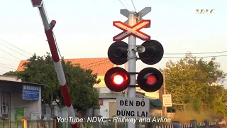 🔴RAILROAD CROSSING | A GIRL CLOSE THE BARRIER THE TRAIN (28/01/2020)