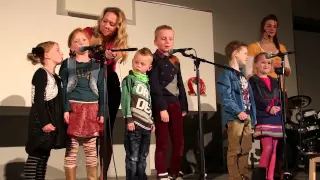 Groep 3b van de Harmpje Visserschool zingt 'Gehoorzaam zijn'