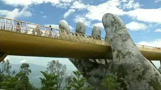 Vietnam: Giant hand bridge attracts the tourists