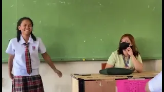 Pinakanta ka ng teacher mo  tapos ganto yung  style mo sa unahan  🤣🤣🤣 pano ba naman nakakahiya