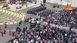 Pasqua a San Pietro, il Papa torna tra i fedeli a bordo della sua papamobile