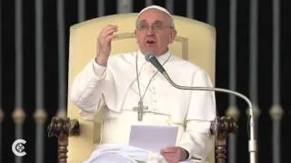 Pope applauds women at audience
