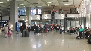 سرقة وتشبيح في مطار دمشق..كيف عبر الناس عن استيائهم؟ | لم الشمل