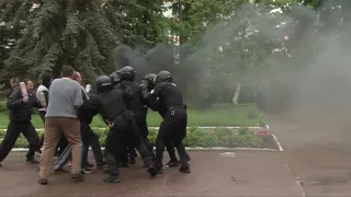 Мітинг під стінами райради. Протестувальники закликали повалити владу та палили димові шашки