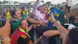 (FUNNY)Mexico Fans Lift South Korea Fan to Celebrate South Koreas Victory