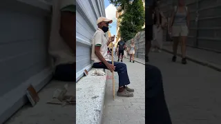 ANCIANO cubano canta en la calle Obispo de LA HABANA para sobrevivir