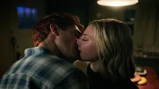 Riverdale 06×12 Archie and Betty hot kissing scene