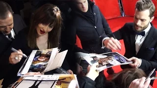 Fifty Shades of Grey: Jamie Dornan - Dakota Johnson Sign Autographs, Take Selfies At World Priemere
