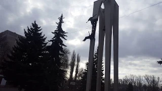 Курчатов памятник Журавли ,память Чернобыля.