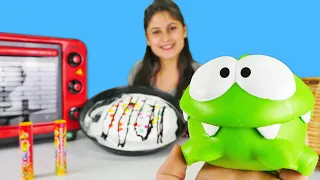 Om Nom ile yemek yapma oyunları! Om Nom pasta yapıyor ve fazla şeker yiyor! Çocuk videoları