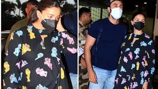 Alia Bhatt Flaunting Her Heavily Baby Bump In Public Places With Husband Ranbir Kapoor