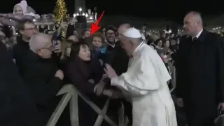 VIDEO: Papa Francisco se irrita com fiel que puxou sua mão no Vaticano