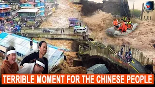 Terrible moment: Chinese residents had to evacuate quickly due to a serious levee breach.