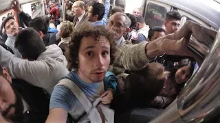 ¿Qué TAN MAL se pone el metro en HORA PICO?