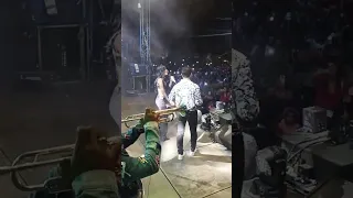 Jhonny rivera y su novia juntos en concierto en Santander de Quilichao.