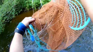 Кастинговая сеть на лесной речке  и эксперимент заброс одной рукой!