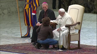 Bambino sale sul palco durante l'udienza di Papa Francesco. il Papa: "È argentino, indisciplinato"