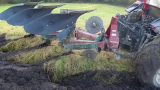 Plowing grass. Nurmen kyntöä. Valmet 705