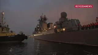 ракетный крейсер "Варяг" выходит в море