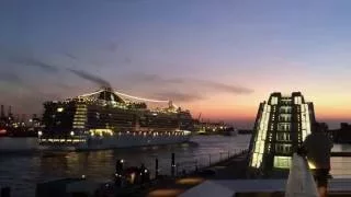 MSC Splendida fährt in den Hamburger Sonnenuntergang - Seven Nation Army und We Will Rock You