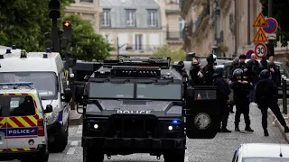 Paris : Un homme retranché dans le consulat d'Iran menace de se faire exploser