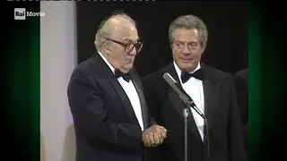 Marcello Mastroianni riceve il Leone d'Oro alla carriera da Federico Fellini - Venezia 1990