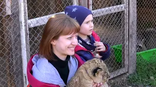 Зоотерапія для підопічних «Карітасу». Діти-аутисти відвідали зоокуточок у Хмельницькому.