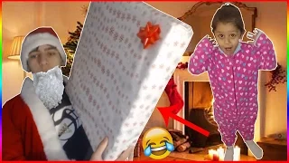 ON LUI OFFRE DES FAUX CADEAUX !! PRANK PERE NOEL