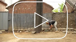 Renovating the old house, the man took his daughter back to his hometown to regain childhood