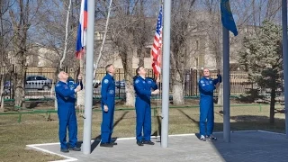 Церемония поднятия флагов стран, участвующих в запуске  «Союз МС-04»