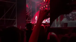 Кис Кис поют песню «Малолетние шалавы» на концерте в Екатеринбурге 24.10