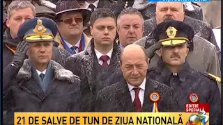 Parada de 1 Decembrie Sosirea lui Traian Basescu si intonarea imnului national